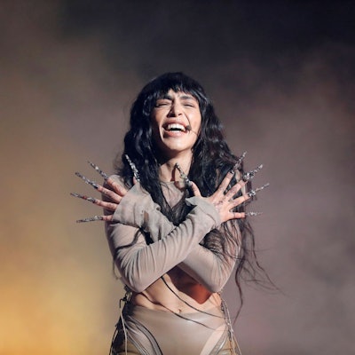 Loreen beim Auftritt mit geschlossenen Augen und ihren extralangen Fingernägeln. Sie hält die Hände über Kreuz.