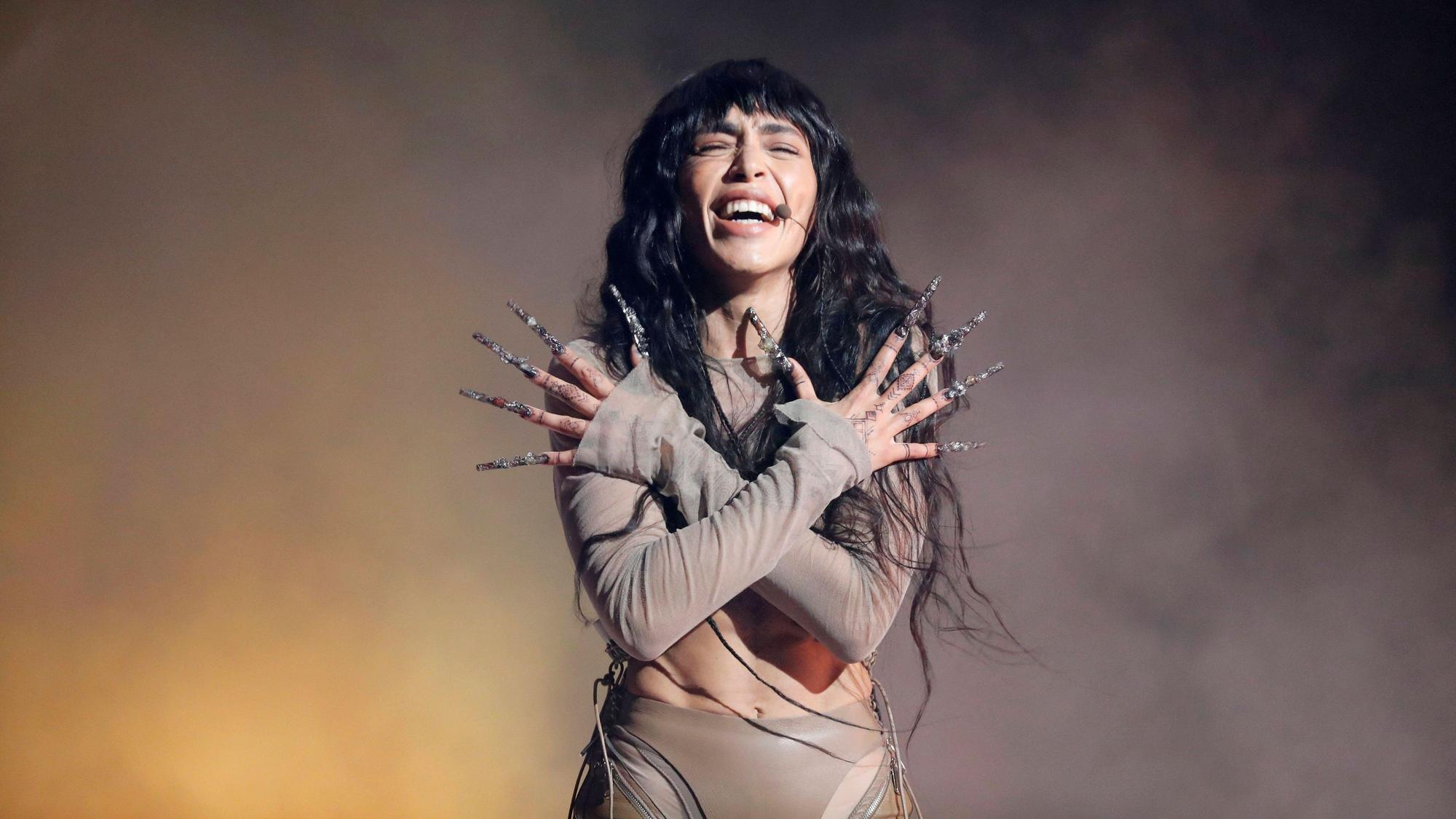 Loreen beim Auftritt mit geschlossenen Augen und ihren extralangen Fingernägeln. Sie hält die Hände über Kreuz.