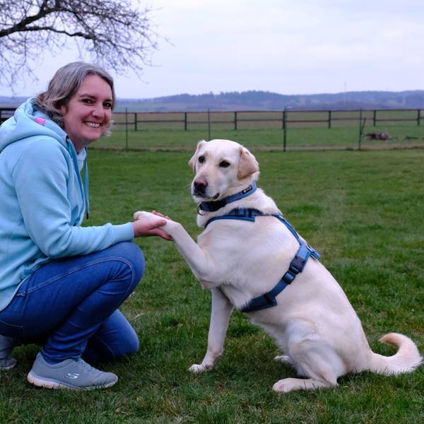 Erzieherin Sabine Hansen und Labrador-Mischling Cuba, der als Therapiehund eingesetzt wird.