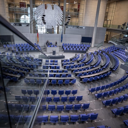 Blick in den leeren Plenarsaal im Deutschen Bundestag.