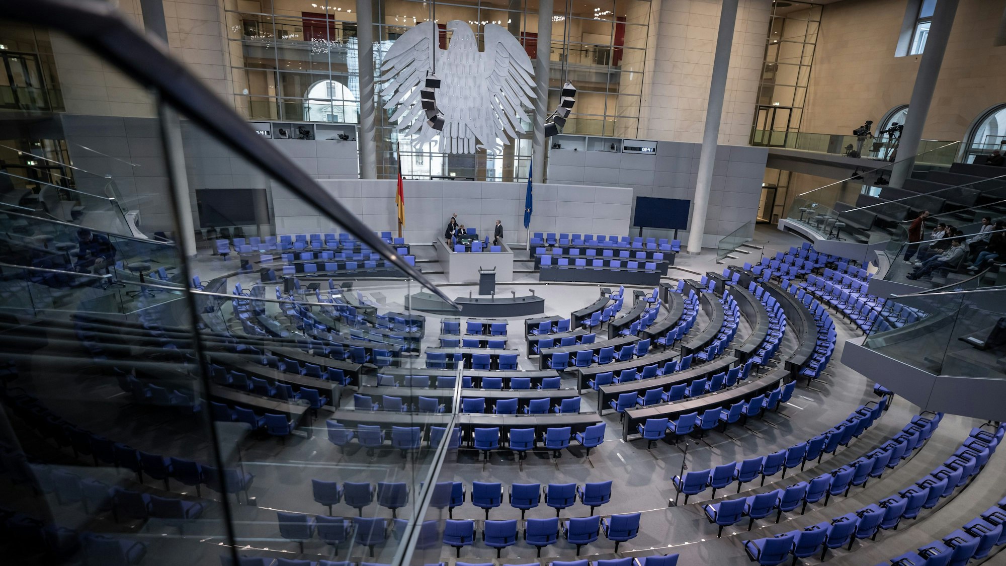Blick in den leeren Plenarsaal im Deutschen Bundestag.