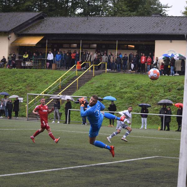 Fußball Mittelrheinliga Eintracht Hohkeppel - SV Bergisch Gladbach 09 Manuel Kabambi trifft zum 1:0, Keeper Hechler und Mc Cormick gucken zu.