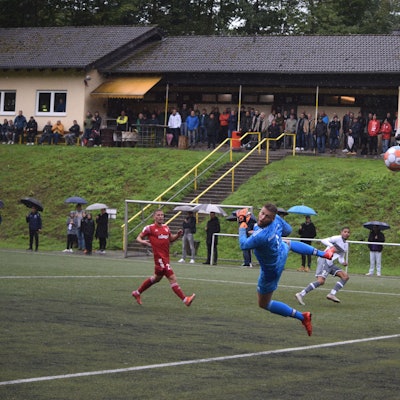 Fußball Mittelrheinliga Eintracht Hohkeppel - SV Bergisch Gladbach 09 Manuel Kabambi trifft zum 1:0, Keeper Hechler und Mc Cormick gucken zu.