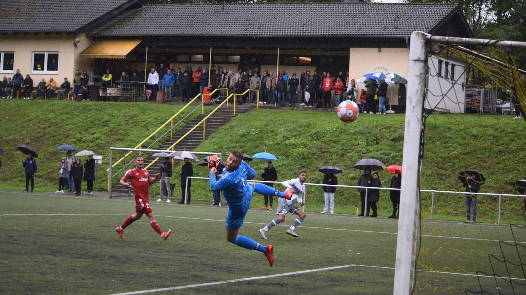 Fußball Mittelrheinliga Eintracht Hohkeppel - SV Bergisch Gladbach 09 Manuel Kabambi trifft zum 1:0, Keeper Hechler und Mc Cormick gucken zu.