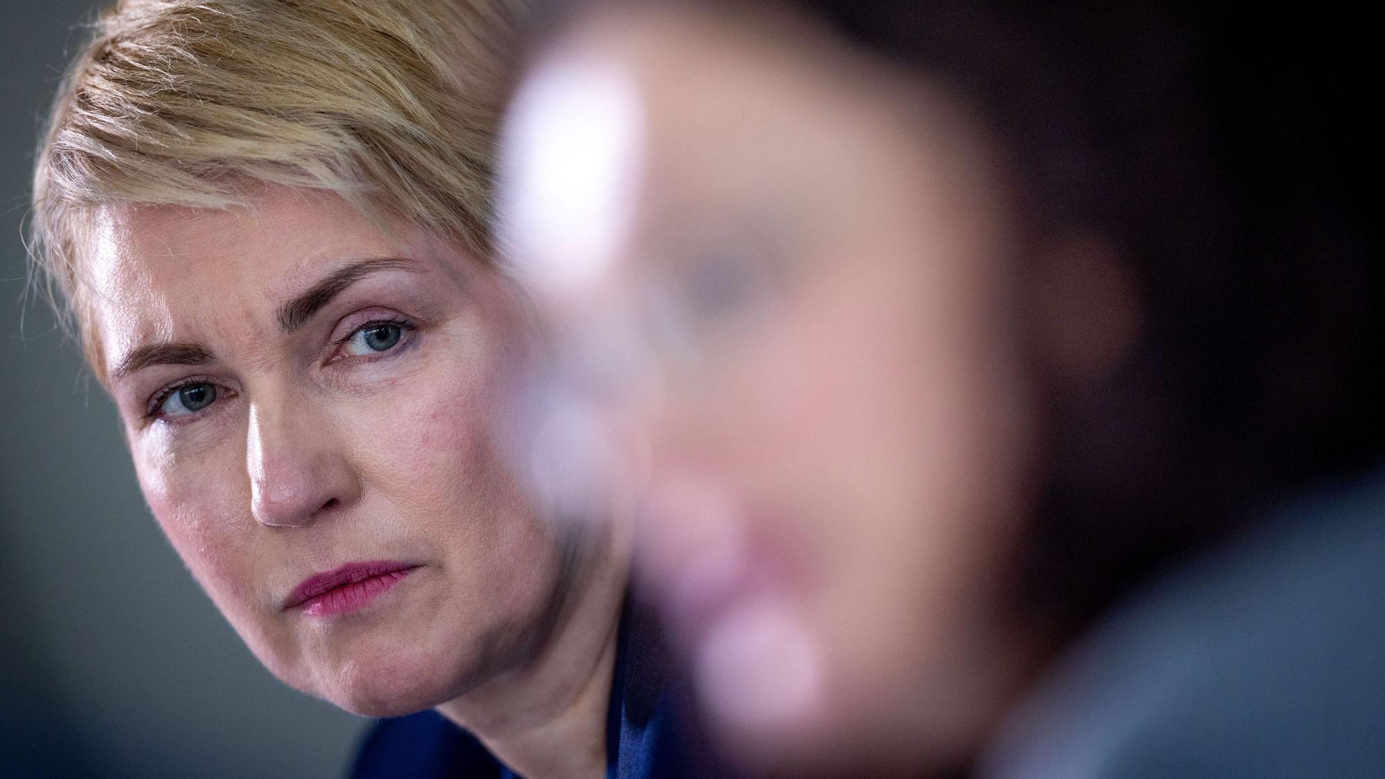 Ministerpräsidentin Manuela Schwesig (SPD) steht wegen der Affäre um die Klimaschutzstiftung massiv unter Druck. In Sachen deutscher Abhängigkeit von Russland gibt es allerdings noch viel mehr aufzuklären. (Archivbild)