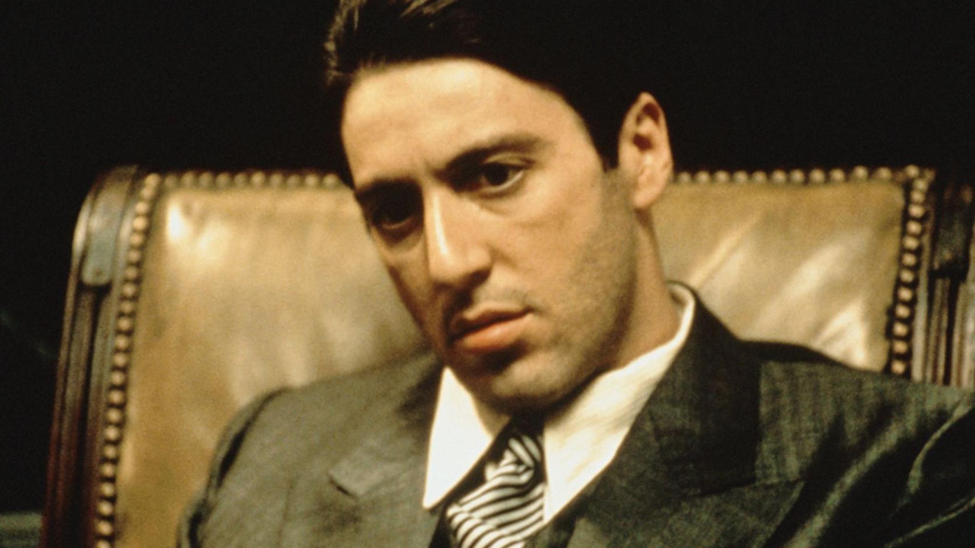 Al Pacino schaut ernst.