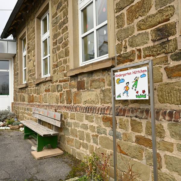 Das alte Steingebäude der ehemaligen Odenthaler Volksschule.