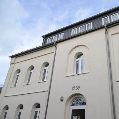Die obere Etage des Gymnasums Herkenrath von außen.