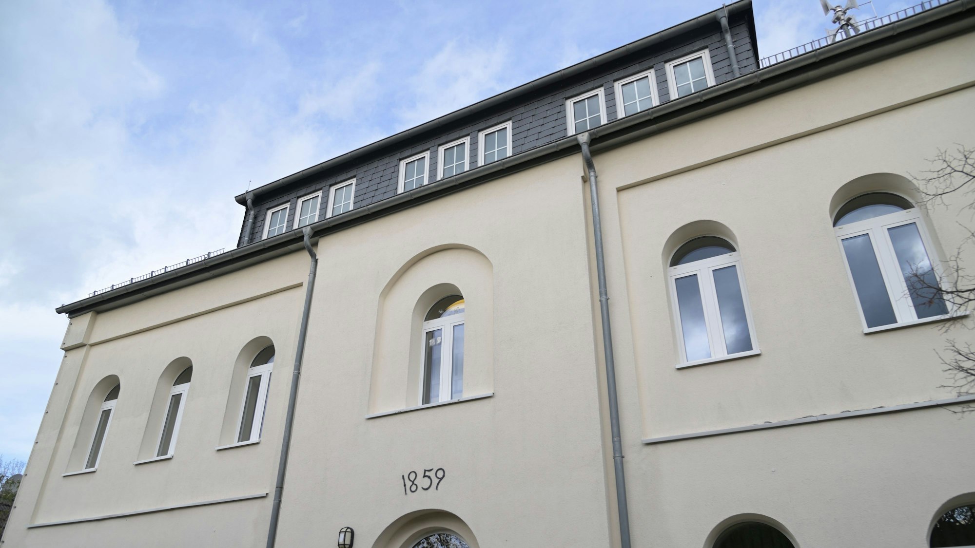 Die obere Etage des Gymnasums Herkenrath von außen.