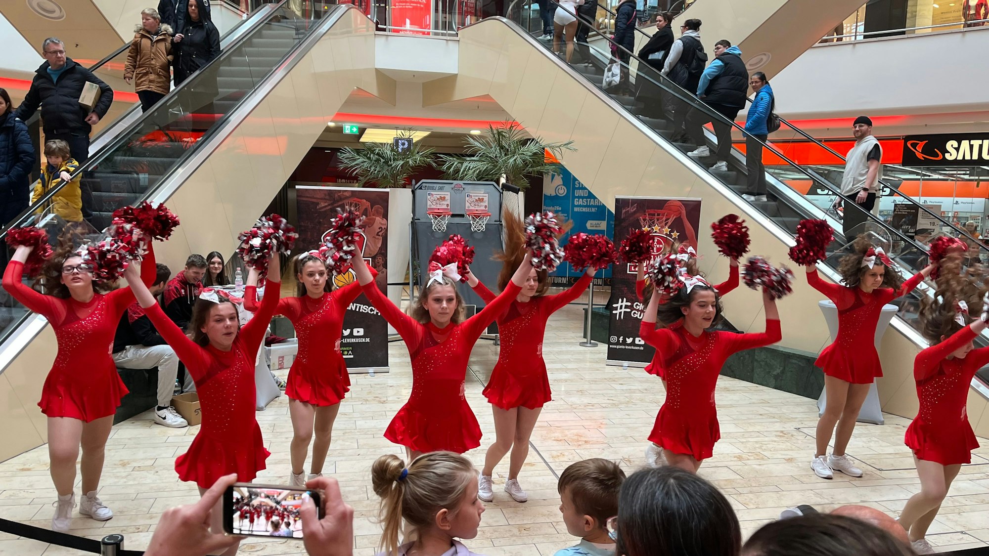 Gruppe von Cheerleaderinnen tanzen vor Publikum