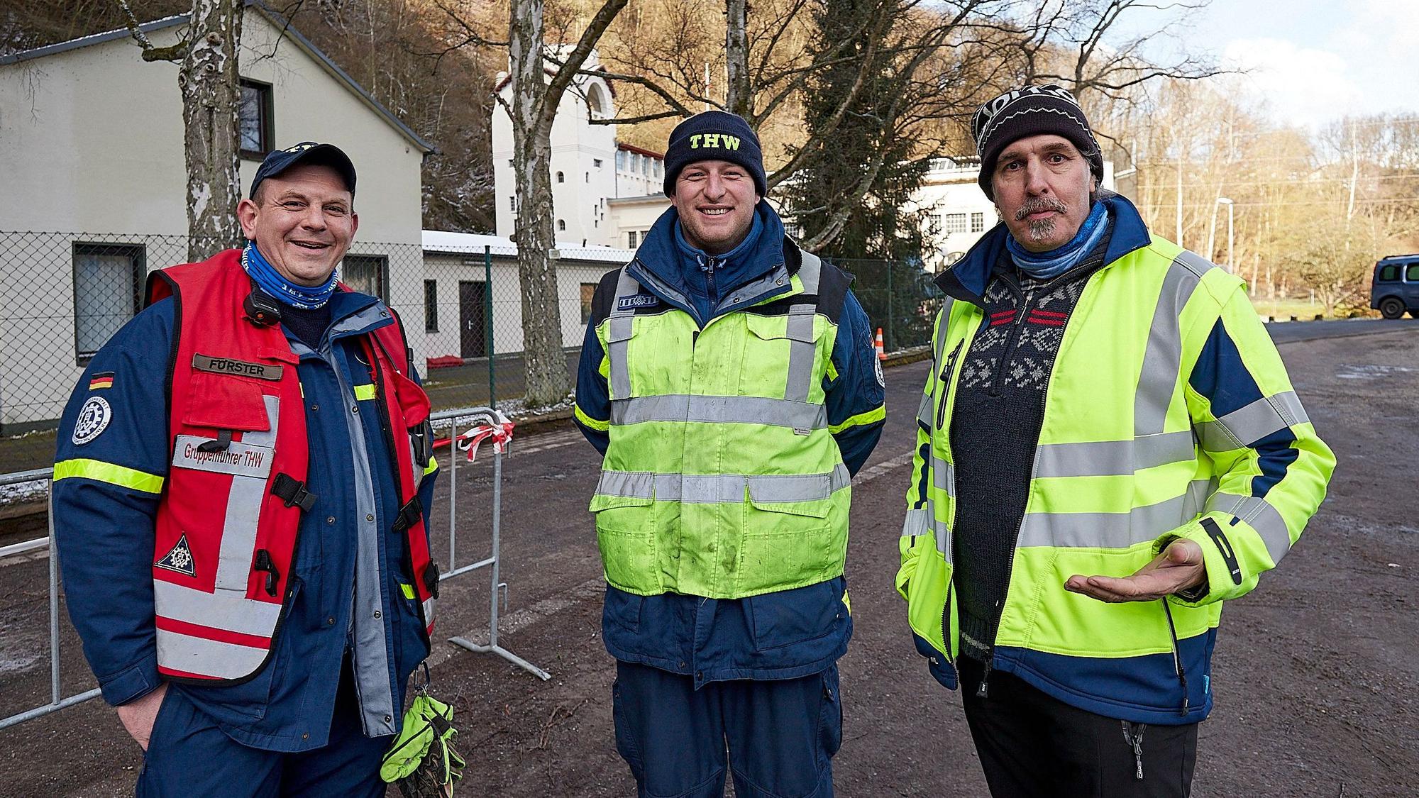 Die Gruppenführer Michael Förster und Maurice Willms mit Thomas Meurer vom WVER.