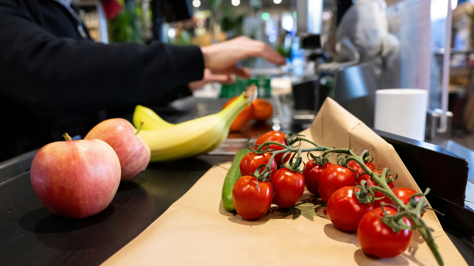 Obst und Gemüse an einer Supermarktkasse.