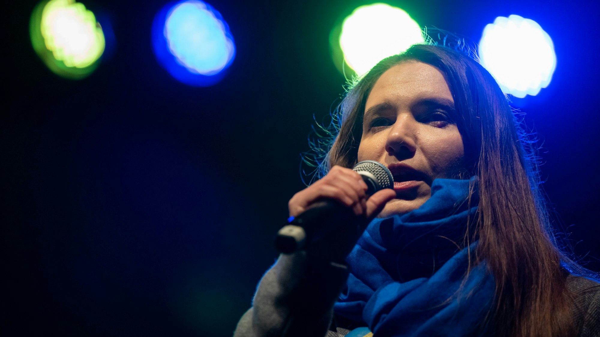 Julia Chenusha am 24. Februar 2023 auf einer pro-ukrainischen Kundgebung.