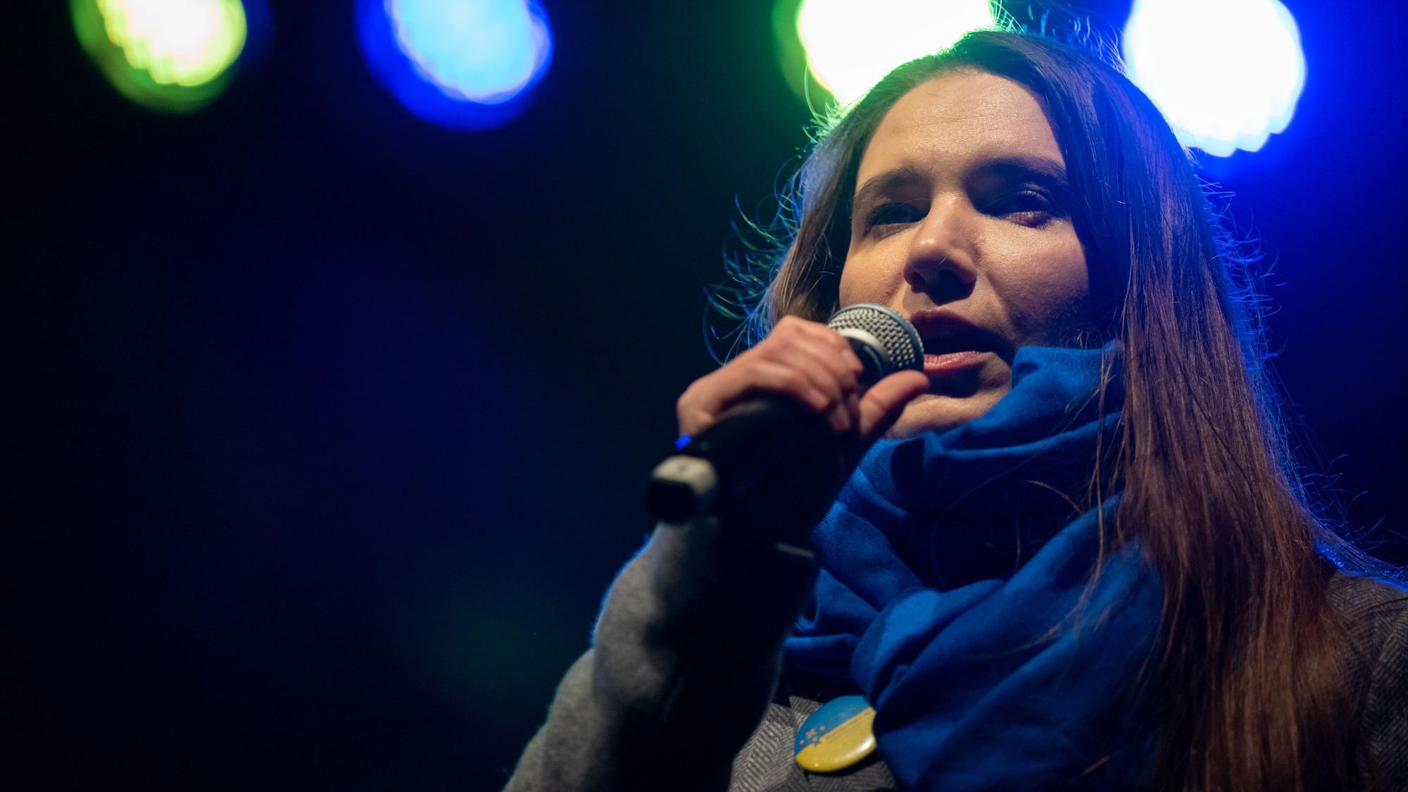 Julia Chenusha am 24. Februar 2023 auf einer pro-ukrainischen Kundgebung.