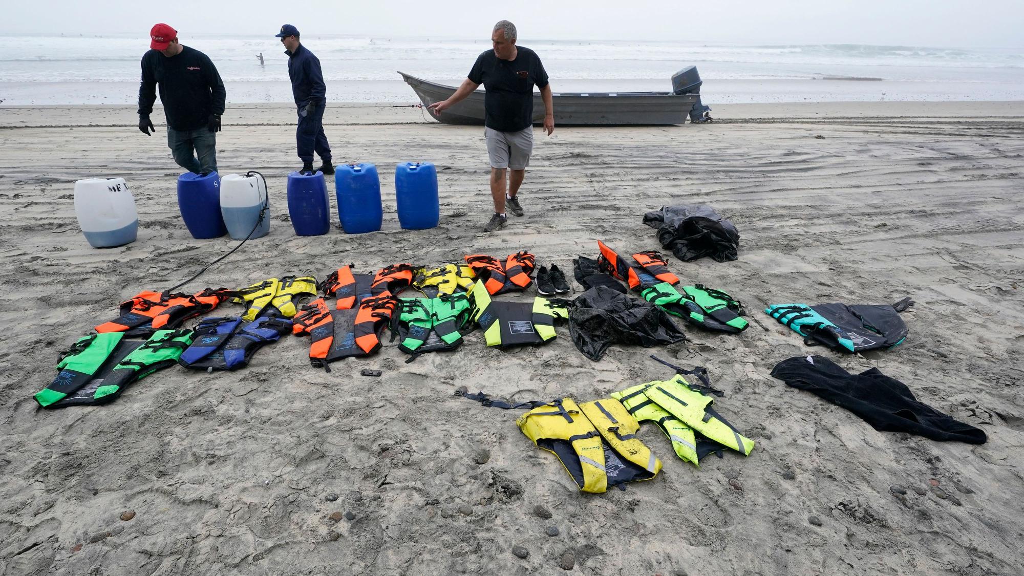 San Diego: Die Bootsretter sammeln Rettungswesten und Kanister vor einem der beiden Boote am Blacks Beach.