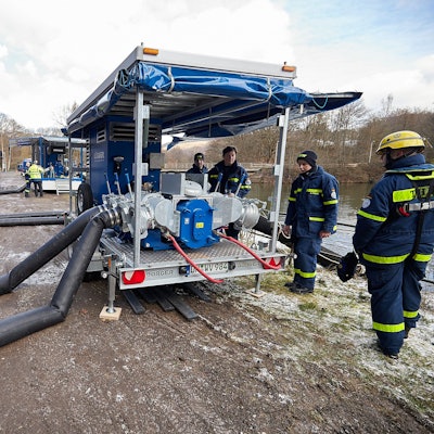 Die Leistungsfähigkeit der Pumpen im Dauerbetrieb testete das THW bei einer Übung am Jugendstilkraftwerk.