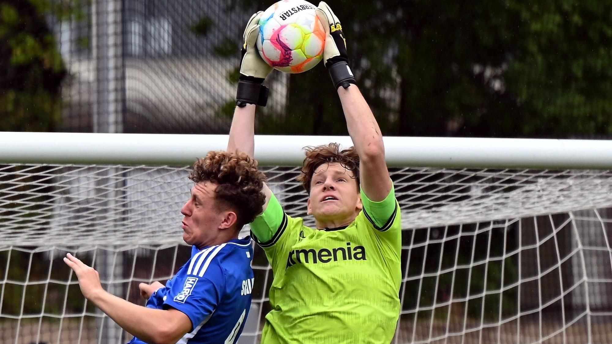 10.09.2022, Fussball-Bayer U17-Schalke U17
TW: Oleksandr Petrenko (Bayer)
Foto: Uli Herhaus