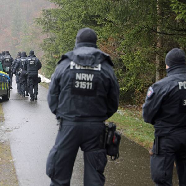 Freudenberg: Polizisten stehen in der Nähe des Fundorts einer Leiche. Ob es sich bei dem weiblichen Leichnam um die vermisste Zwölfjährige handelt, ist weiter unklar.