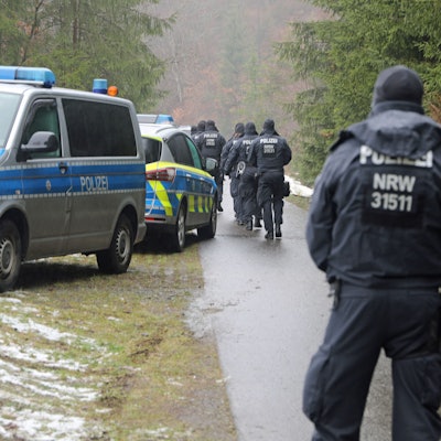 Freudenberg: Polizisten stehen in der Nähe des Fundorts einer Leiche. Ob es sich bei dem weiblichen Leichnam um die vermisste Zwölfjährige handelt, ist weiter unklar.