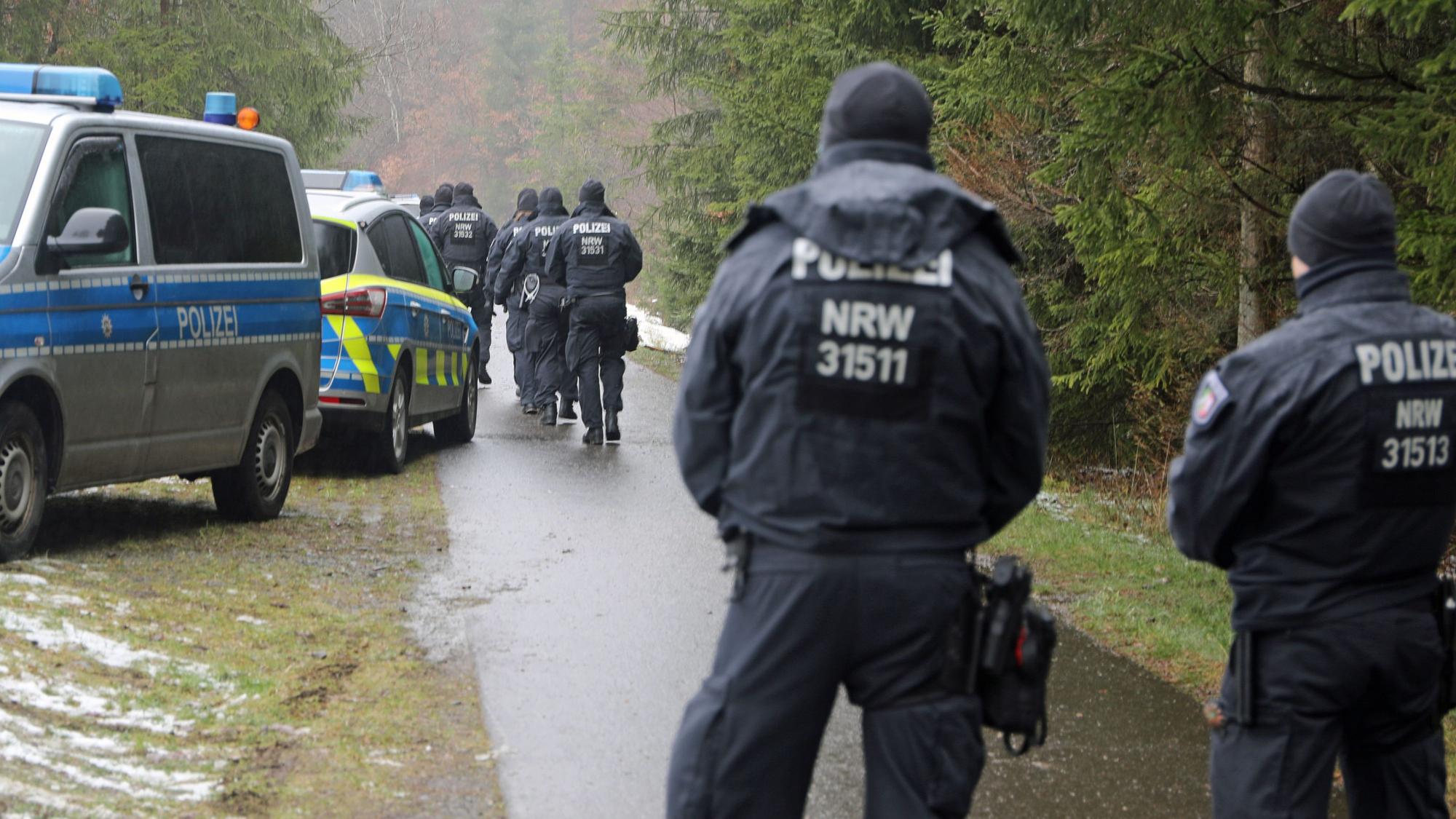 Freudenberg: Polizisten stehen in der Nähe des Fundorts einer Leiche. Ob es sich bei dem weiblichen Leichnam um die vermisste Zwölfjährige handelt, ist weiter unklar.