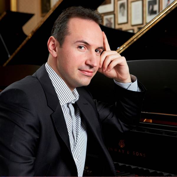 Pianist Simon Trpcesk