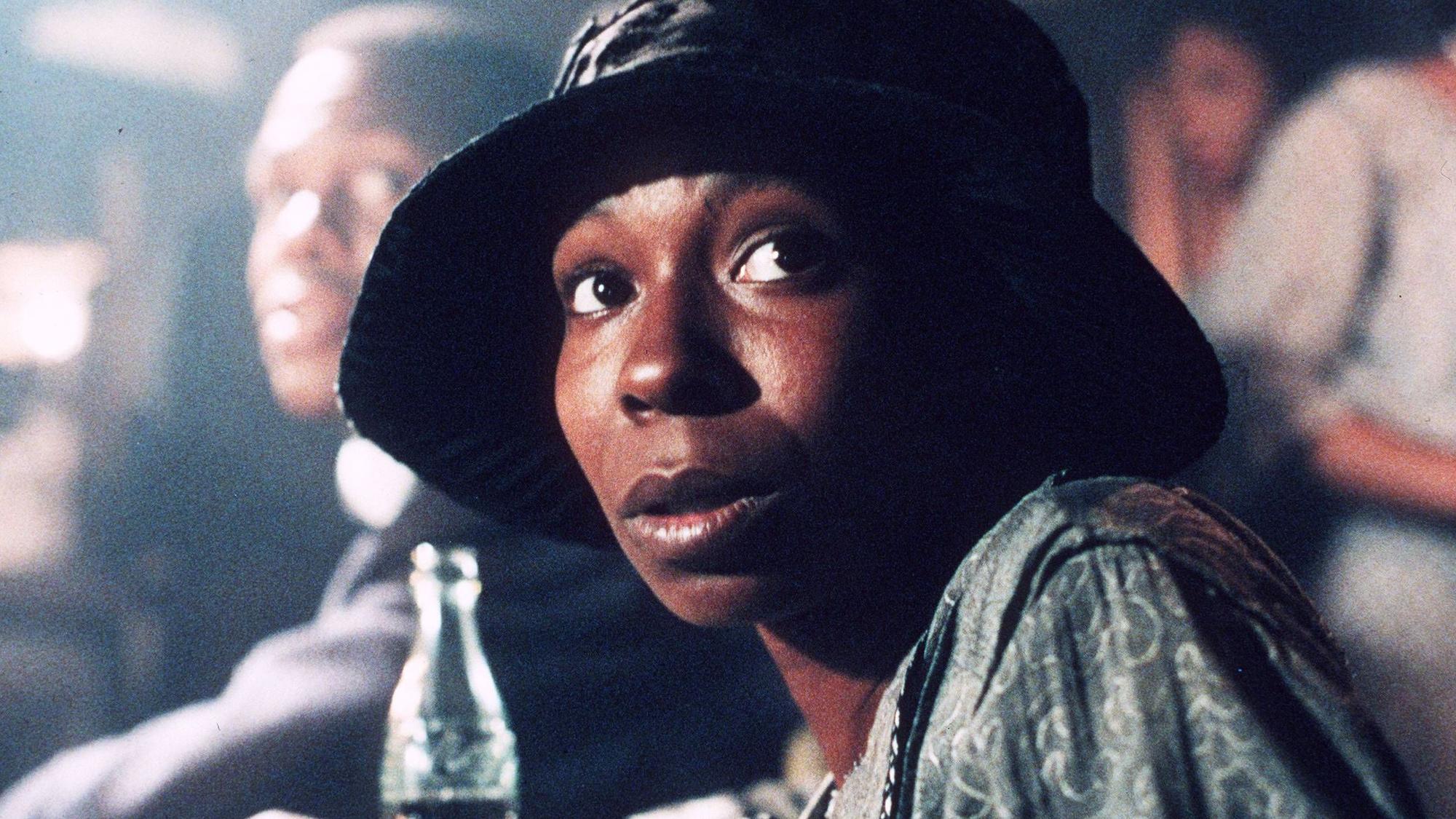 Whoopi Goldberg mit einer Flasche Coca-Cola.