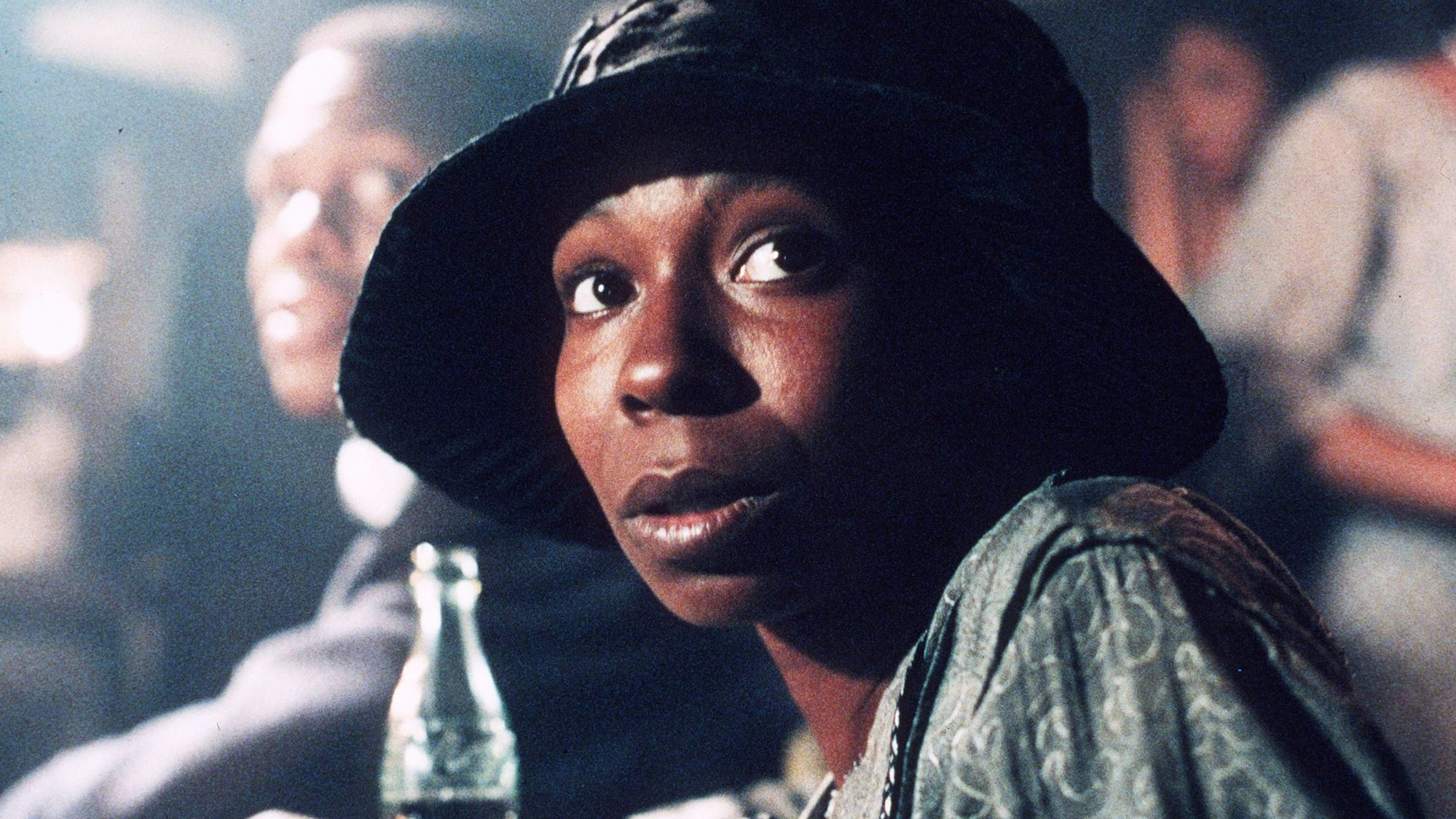 Whoopi Goldberg mit einer Flasche Coca-Cola.