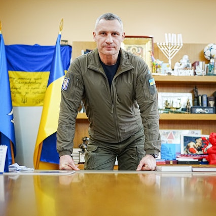 Vitali Klitschko, Bürgermeister von Kiew, steht in seinem Büro im Rathaus der ukrainischen Hauptstadt.