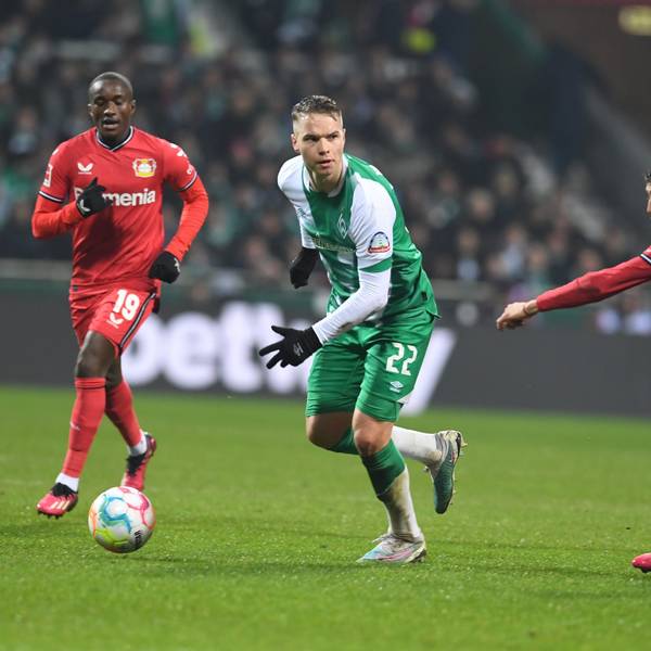 12.03.2023, Bremen: Fußball: Bundesliga, Werder Bremen - Bayer Leverkusen, 24. Spieltag, wohninvest Weserstadion. Werders Niklas Schmidt kämpft gegen Leverkusens Moussa Diaby (l) und Exequiel Palacios (r) um den Ball. Foto: Carmen Jaspersen/dpa - WICHTIGER HINWEIS: Gemäß den Vorgaben der DFL Deutsche Fußball Liga bzw. des DFB Deutscher Fußball-Bund ist es untersagt, in dem Stadion und/oder vom Spiel angefertigte Fotoaufnahmen in Form von Sequenzbildern und/oder videoähnlichen Fotostrecken zu verwerten bzw. verwerten zu lassen. +++ dpa-Bildfunk +++
