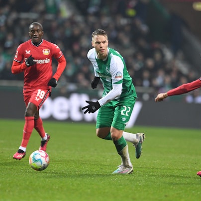 12.03.2023, Bremen: Fußball: Bundesliga, Werder Bremen - Bayer Leverkusen, 24. Spieltag, wohninvest Weserstadion. Werders Niklas Schmidt kämpft gegen Leverkusens Moussa Diaby (l) und Exequiel Palacios (r) um den Ball. Foto: Carmen Jaspersen/dpa - WICHTIGER HINWEIS: Gemäß den Vorgaben der DFL Deutsche Fußball Liga bzw. des DFB Deutscher Fußball-Bund ist es untersagt, in dem Stadion und/oder vom Spiel angefertigte Fotoaufnahmen in Form von Sequenzbildern und/oder videoähnlichen Fotostrecken zu verwerten bzw. verwerten zu lassen. +++ dpa-Bildfunk +++