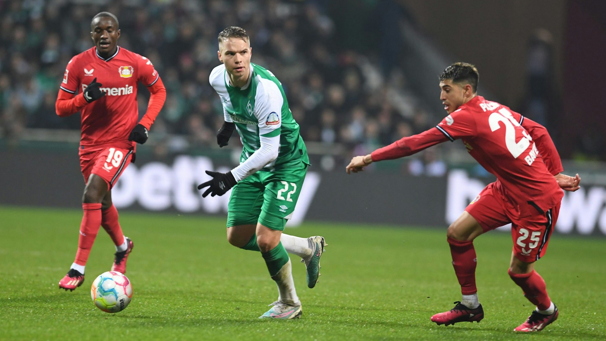 12.03.2023, Bremen: Fußball: Bundesliga, Werder Bremen - Bayer Leverkusen, 24. Spieltag, wohninvest Weserstadion. Werders Niklas Schmidt kämpft gegen Leverkusens Moussa Diaby (l) und Exequiel Palacios (r) um den Ball. Foto: Carmen Jaspersen/dpa - WICHTIGER HINWEIS: Gemäß den Vorgaben der DFL Deutsche Fußball Liga bzw. des DFB Deutscher Fußball-Bund ist es untersagt, in dem Stadion und/oder vom Spiel angefertigte Fotoaufnahmen in Form von Sequenzbildern und/oder videoähnlichen Fotostrecken zu verwerten bzw. verwerten zu lassen. +++ dpa-Bildfunk +++