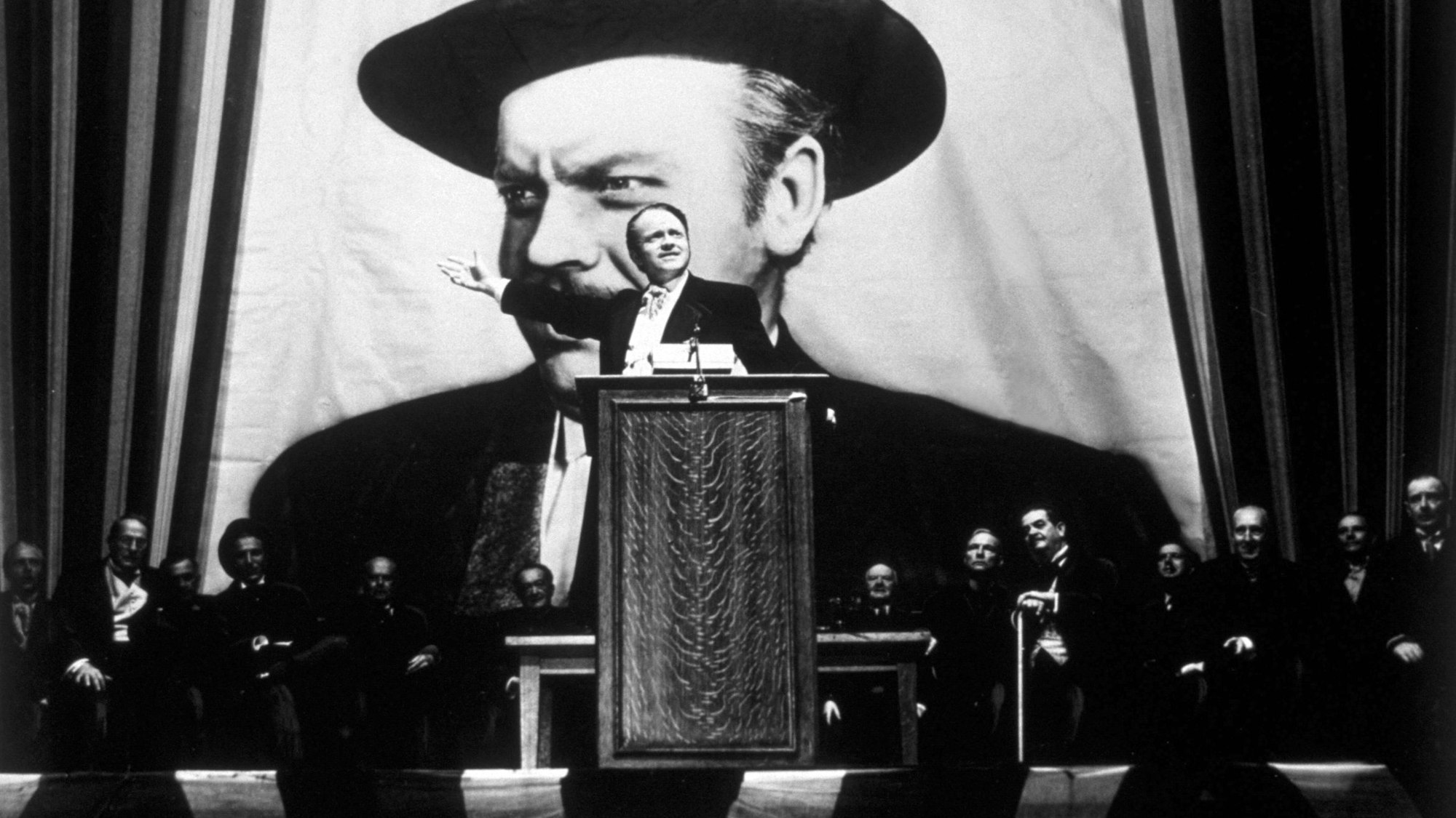 Orson Welles hält eine Rede.