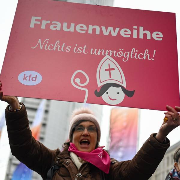 Demo der Katholischen Frauengemeinschaft Deutschlands (kfd) für die Zulassung von Frauen zu den Weiheämtern in der katholischen Kirche am Rande der Synodalversammlung des Synodalen Wegs in Frankfurt am Main. Eine Demonstrantin hält dazu ein Plakat in die Höhe.