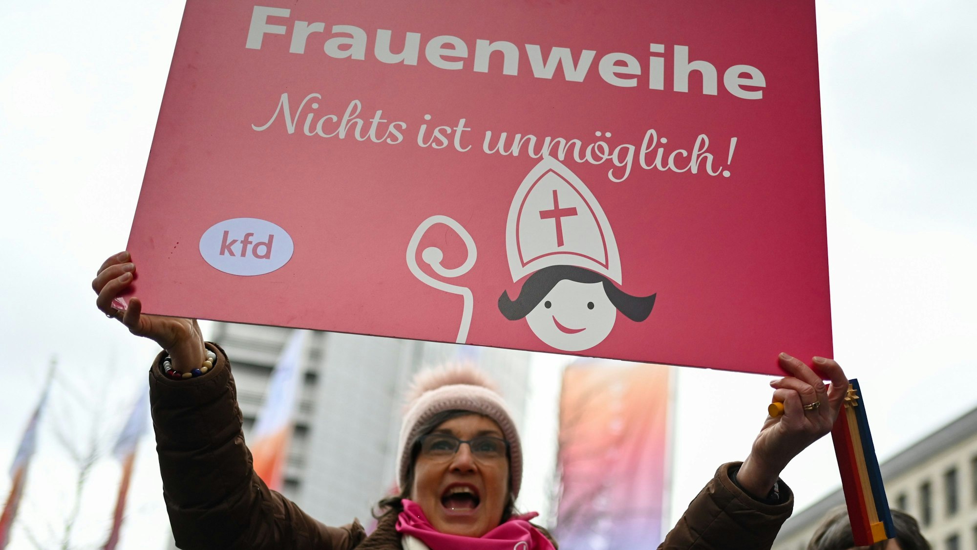 Demo der Katholischen Frauengemeinschaft Deutschlands (kfd) für die Zulassung von Frauen zu den Weiheämtern in der katholischen Kirche am Rande der Synodalversammlung des Synodalen Wegs in Frankfurt am Main. Eine Demonstrantin hält dazu ein Plakat in die Höhe.