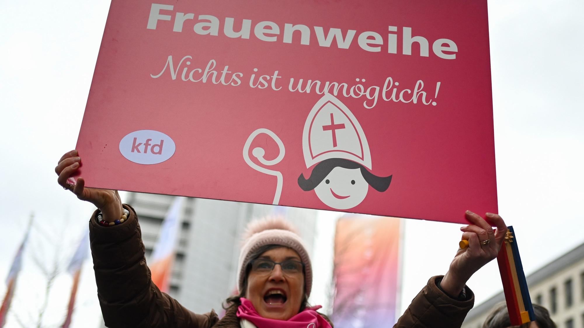 Demo der Katholischen Frauengemeinschaft Deutschlands (kfd) für die Zulassung von Frauen zu den Weiheämtern in der katholischen Kirche am Rande der Synodalversammlung des Synodalen Wegs in Frankfurt am Main. Eine Demonstrantin hält dazu ein Plakat in die Höhe.