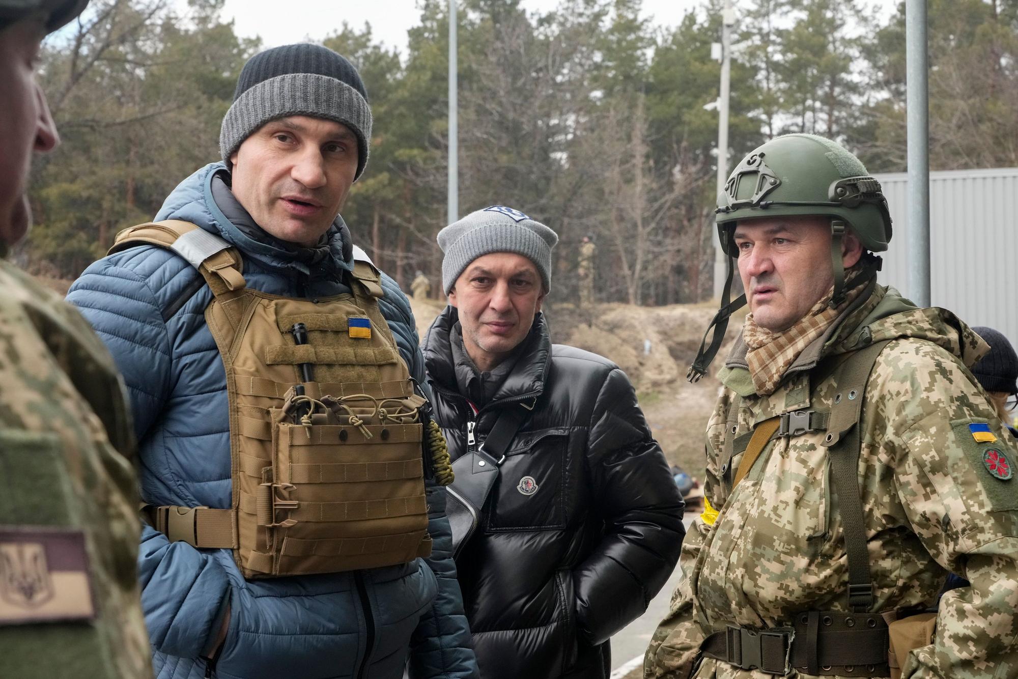März 2022: Vitali Klitschko (l), Bürgermeister von Kiew, besucht einen Kontrollpunkt in der ukrainischen Hauptstadt. (Archivbild)