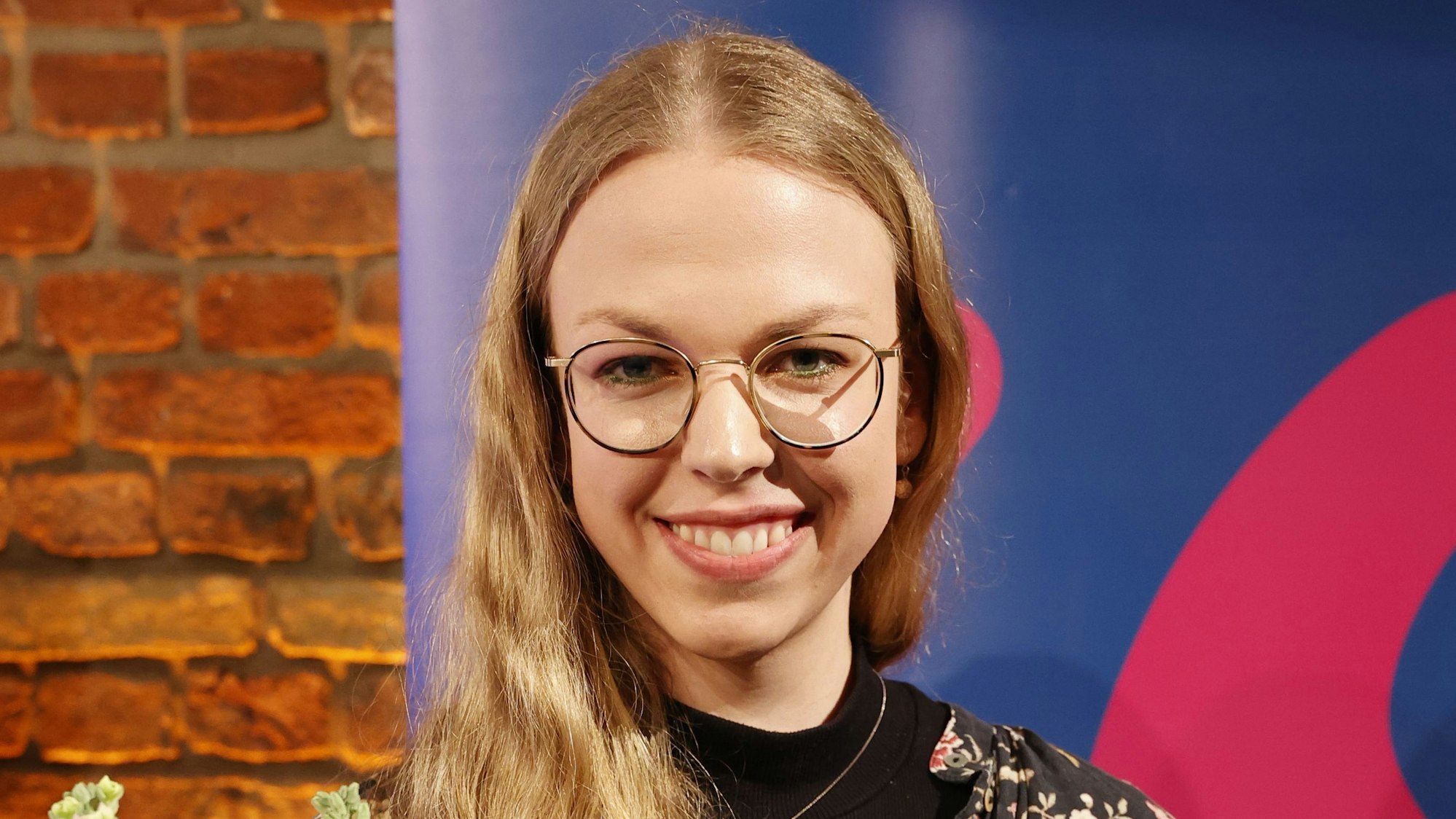 Marie Menke lächelt in die Kamera.