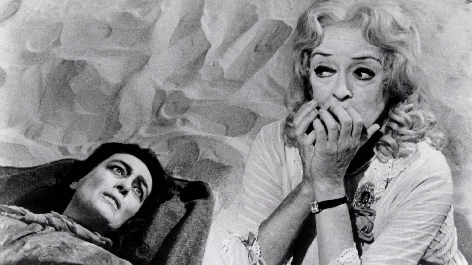 Joan Crawford und Bette Davis am Strand.