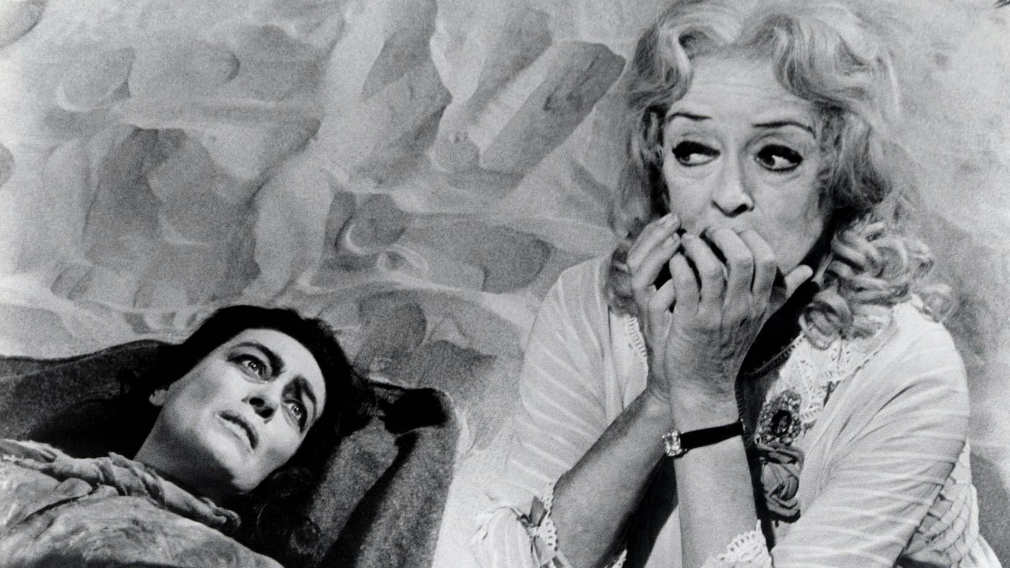 Joan Crawford und Bette Davis am Strand.