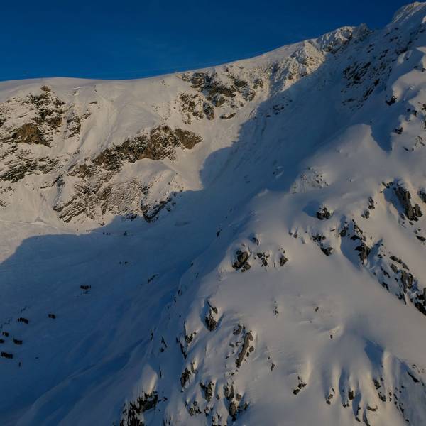 Eine Lawine hat in den österreichischen Alpen 14 deutsche Skiwanderer überrascht. (Symbolbild)