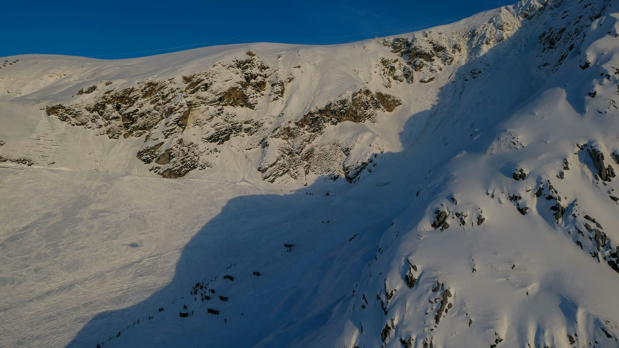 Eine Lawine hat in den österreichischen Alpen 14 deutsche Skiwanderer überrascht. (Symbolbild)