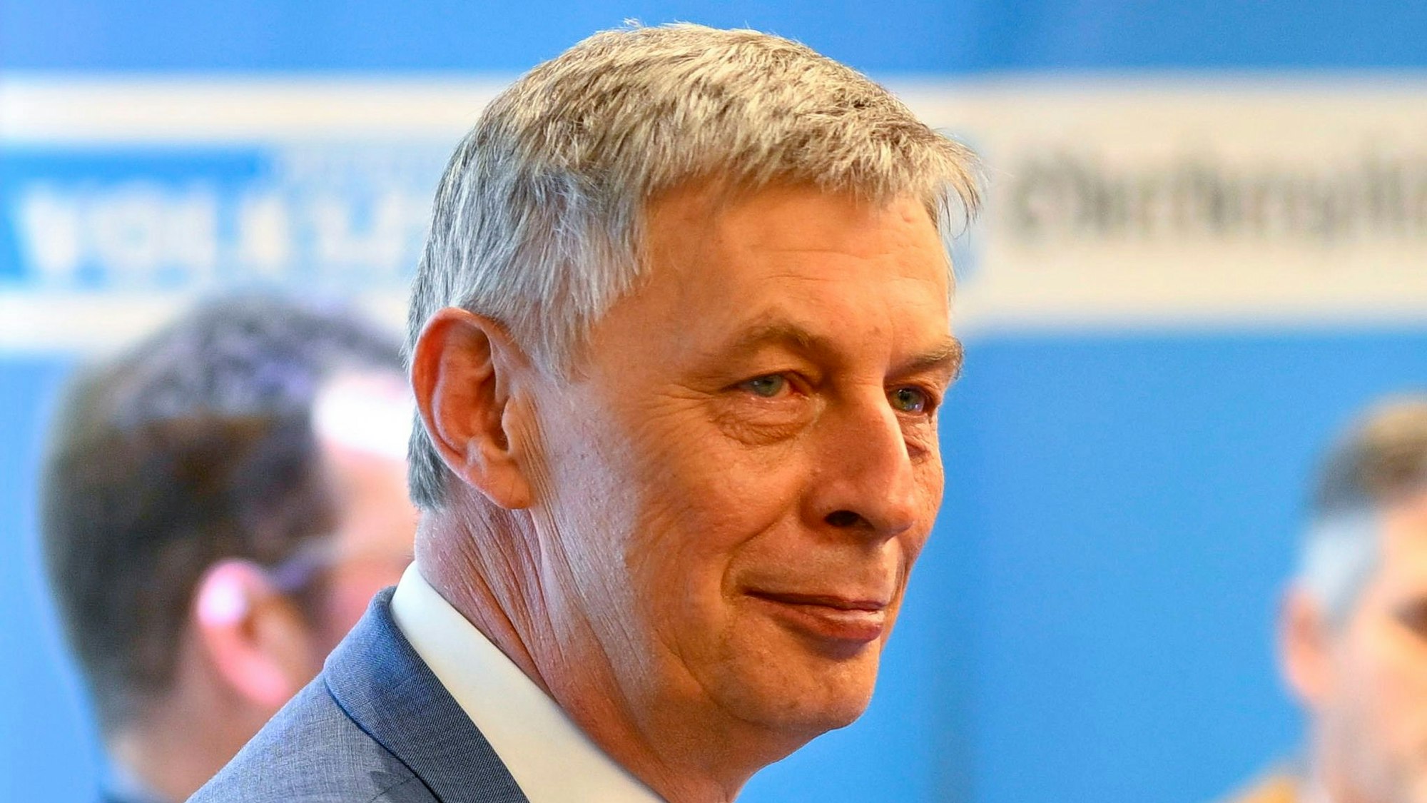 Bodo Löttgen vor einer blauen Wand.