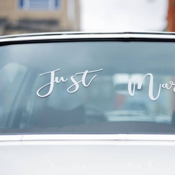 „Just Married“ steht auf einem Oldtimer einer Hochzeitsgesellschaft. (Symbolbild)