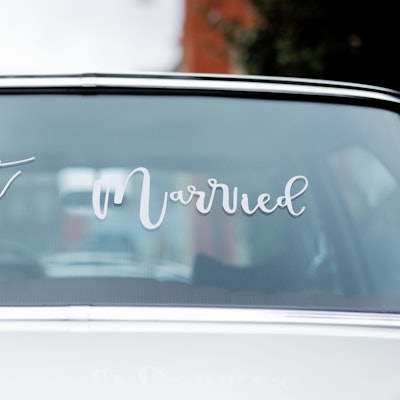 „Just Married“ steht auf einem Oldtimer einer Hochzeitsgesellschaft. (Symbolbild)