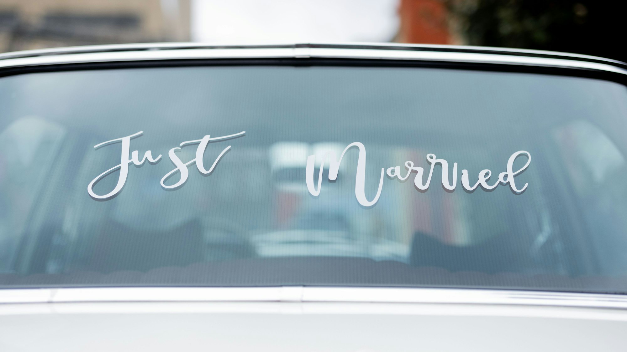 „Just Married“ steht auf einem Oldtimer einer Hochzeitsgesellschaft. (Symbolbild)