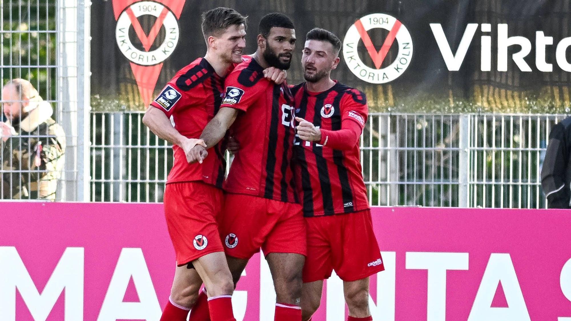 In der Schlussminute erzeilt Jamil Siebert Viktoria Koeln, 20, Mitte, das Tor zum 1:1 Ausgleich. Viktoria Koeln vs. FSV Zwickau, Fussball, 3. Liga, 26. Spieltag, Saison 2022/2023, 11.03.2023 DFB/DFL Regulations prohibit any use of Photographs as image sequences and/or quasi-video Viktoria Koeln vs. FSV Zwickau, Fussball, 3. Liga, 26. Spieltag, Saison 2022/2023, 11.03.2023 Köln *** In the final minute Jamil Siebert Viktoria Koeln, 20 , center, scores the goal to equalize 1 1 Viktoria Koeln vs FSV Zwickau, Football, 3 Liga, 26 Spieltag, Saison 2022 2023, 11 03 2023 DFB DFL Regulations prohibit any use of Photographs as image sequences and or quasi video Viktoria Koeln vs FSV Zwickau, Football, 3 Liga, 26 Spieltag, Saison 2022 2023, 11 03 2023 Köln Copyright: xEibner-Pressefoto/ThomasxHaeslerx EP_EER