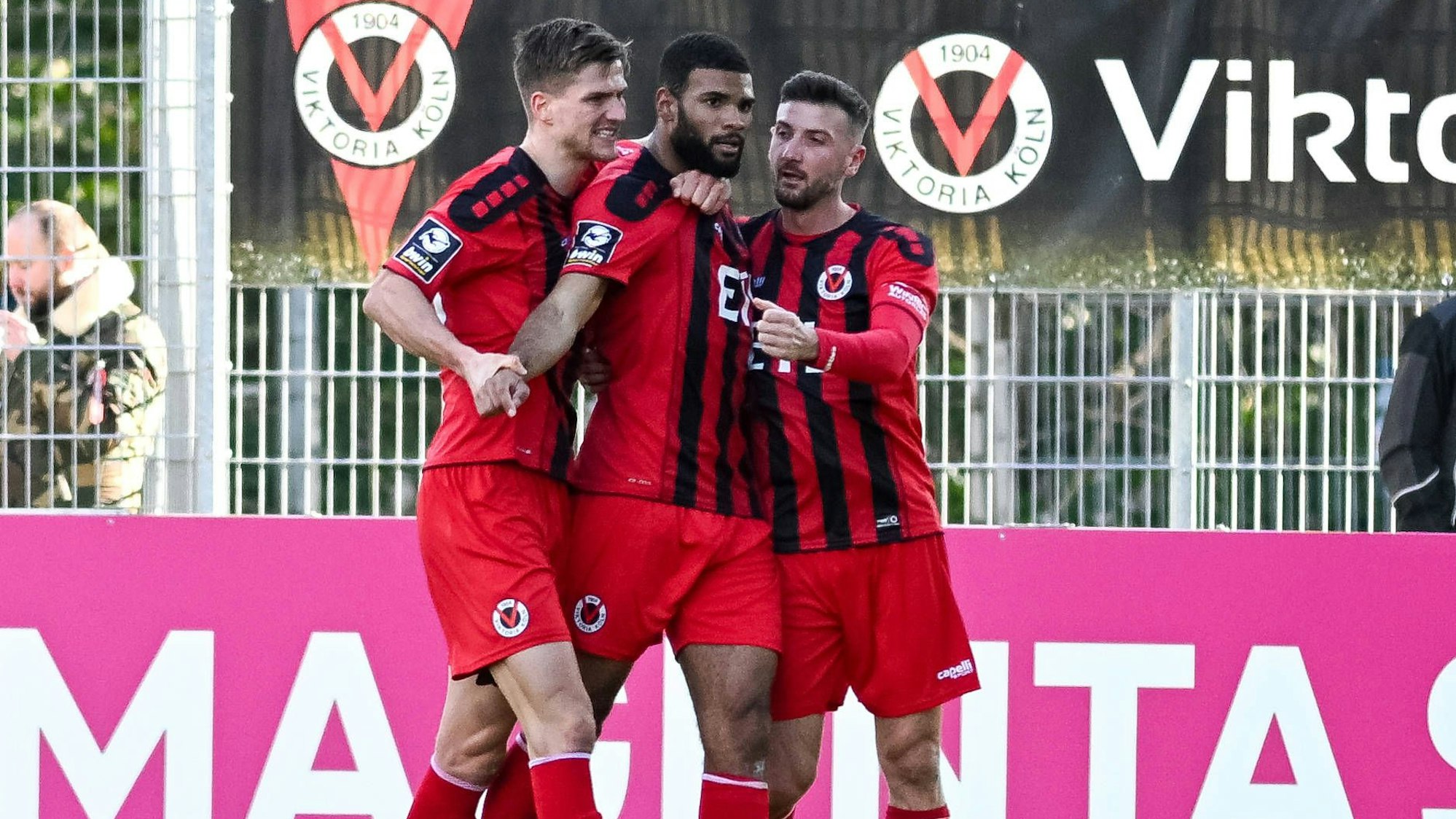 In der Schlussminute erzeilt Jamil Siebert Viktoria Koeln, 20, Mitte, das Tor zum 1:1 Ausgleich. Viktoria Koeln vs. FSV Zwickau, Fussball, 3. Liga, 26. Spieltag, Saison 2022/2023, 11.03.2023 DFB/DFL Regulations prohibit any use of Photographs as image sequences and/or quasi-video Viktoria Koeln vs. FSV Zwickau, Fussball, 3. Liga, 26. Spieltag, Saison 2022/2023, 11.03.2023 Köln *** In the final minute Jamil Siebert Viktoria Koeln, 20 , center, scores the goal to equalize 1 1 Viktoria Koeln vs FSV Zwickau, Football, 3 Liga, 26 Spieltag, Saison 2022 2023, 11 03 2023 DFB DFL Regulations prohibit any use of Photographs as image sequences and or quasi video Viktoria Koeln vs FSV Zwickau, Football, 3 Liga, 26 Spieltag, Saison 2022 2023, 11 03 2023 Köln Copyright: xEibner-Pressefoto/ThomasxHaeslerx EP_EER