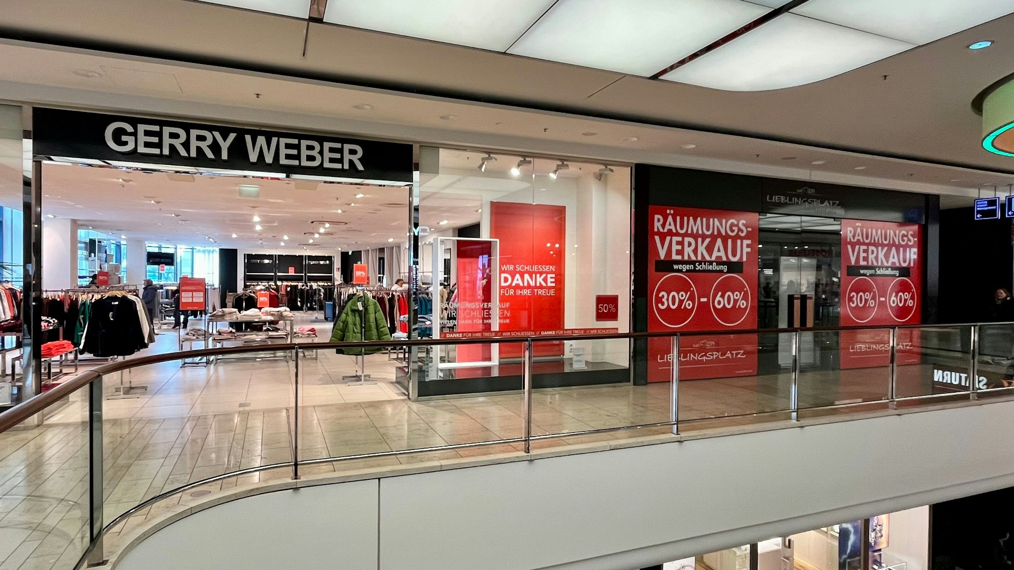 Blick auf die Ladenzeile mit geschlossenen Geschäften.