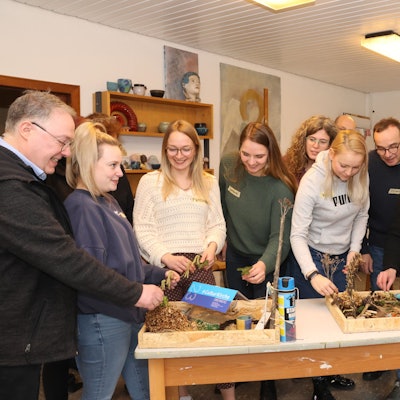 Im Atelier der Küsterin gestalteten die Teilnehmer mit Naturmaterialien zunächst Miniaturlandschaften.