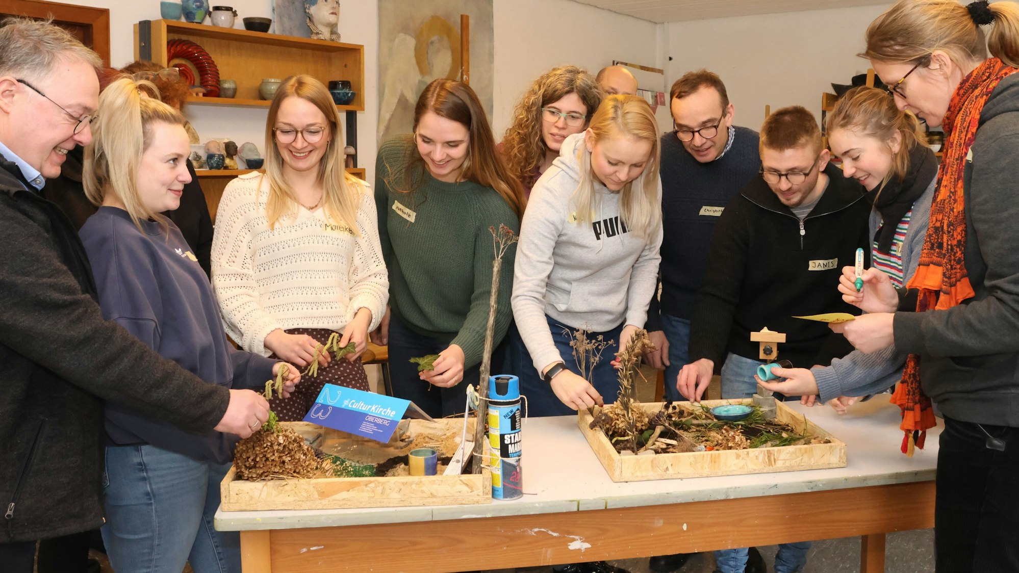 Im Atelier der Küsterin gestalteten die Teilnehmer mit Naturmaterialien zunächst Miniaturlandschaften.